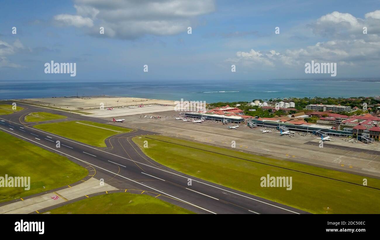 Aereo parcheggiato nell'aeroporto di Ngurah Rai Apron. Vista aerea degli aerei internazionali dell'aeroporto Foto Stock