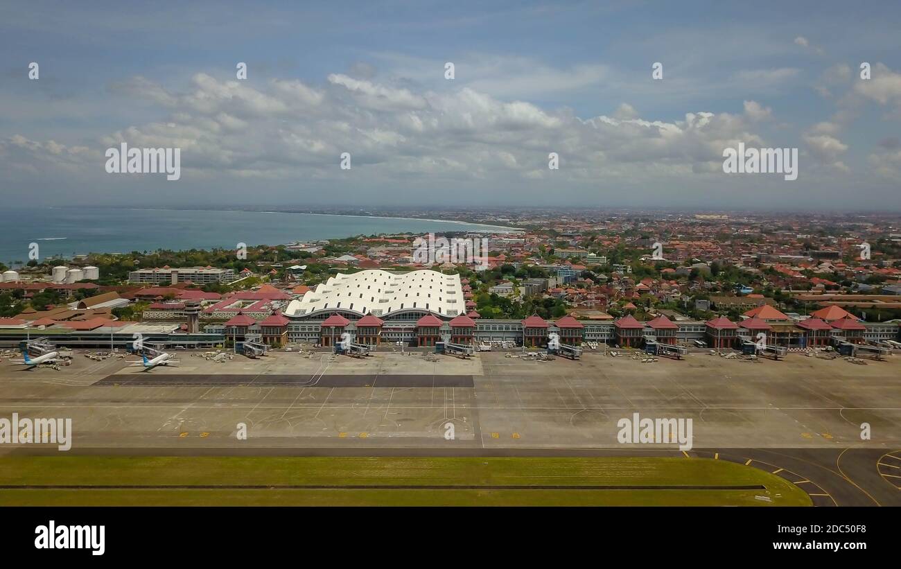 Aeroporto Internazionale di Denpasar, Ngurah Rai, Bali Island, Indonesia. Aeromobili di vettori aerei nazionali indonesiani di fronte al terminal passeggeri dell'aeroporto Foto Stock