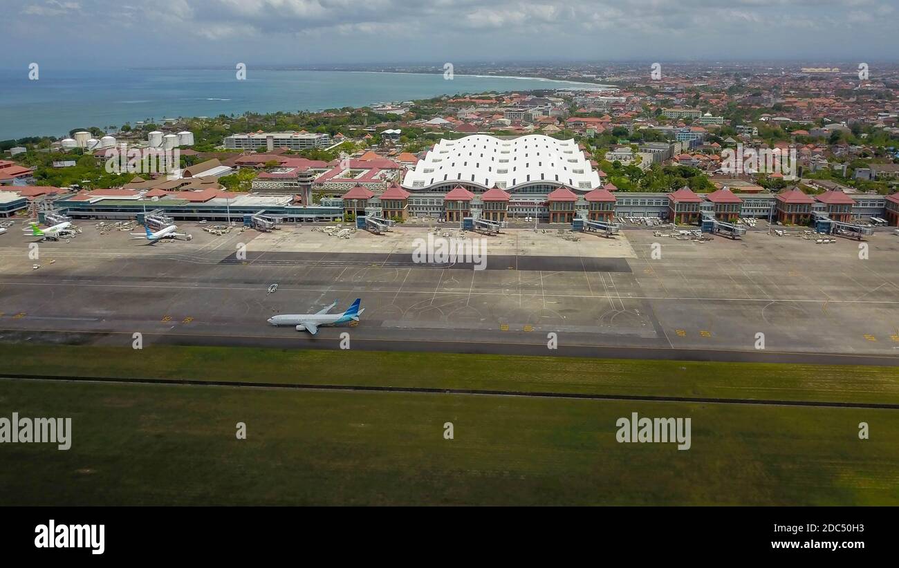 Aeroporto Internazionale di Denpasar, Ngurah Rai, Bali Island, Indonesia. Aeromobili di vettori aerei nazionali indonesiani di fronte al terminal passeggeri dell'aeroporto Foto Stock