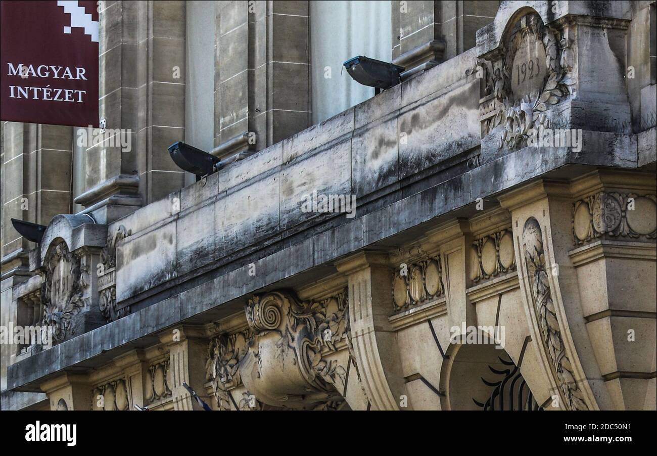 Parigi, Francia - 12 settembre 2020 - Institut Balassi hongrois Collegium Hungaricum foto di strada, Covid19, coronavirus, arte, strada... Foto Stock