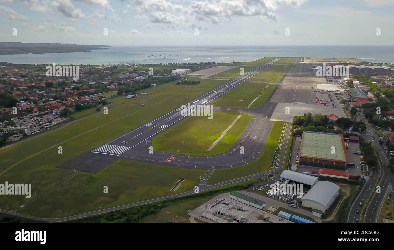 Una vista dell'isola di Bali dopo che l'aereo è stato decolorato dall'aeroporto internazionale di Ngurah Rai. Pista che raggiunge l'oceano. Vista aerea a. Foto Stock