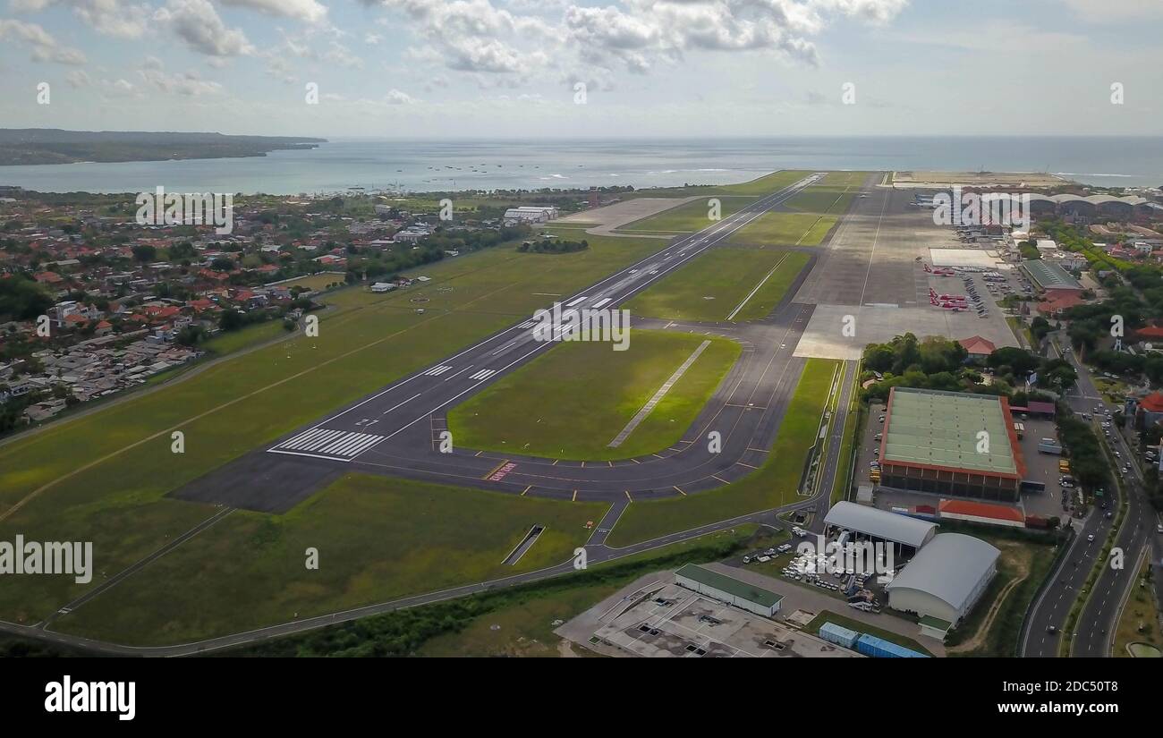 Una vista dell'isola di Bali dopo che l'aereo è stato decolorato dall'aeroporto internazionale di Ngurah Rai. Pista che raggiunge l'oceano. Vista aerea a. Foto Stock
