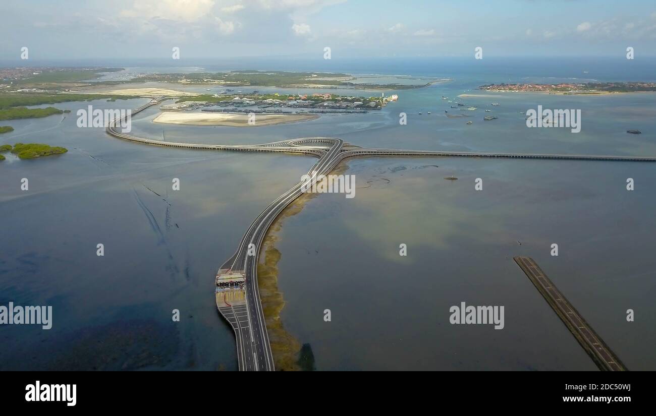 Vista aerea della strada a pedaggio Bali Mandara sul mare. Auto, ponte moto attraverso il Golfo di Benoa che collega Denpasar città e Sud Kuta, Nusa Dua e. Foto Stock