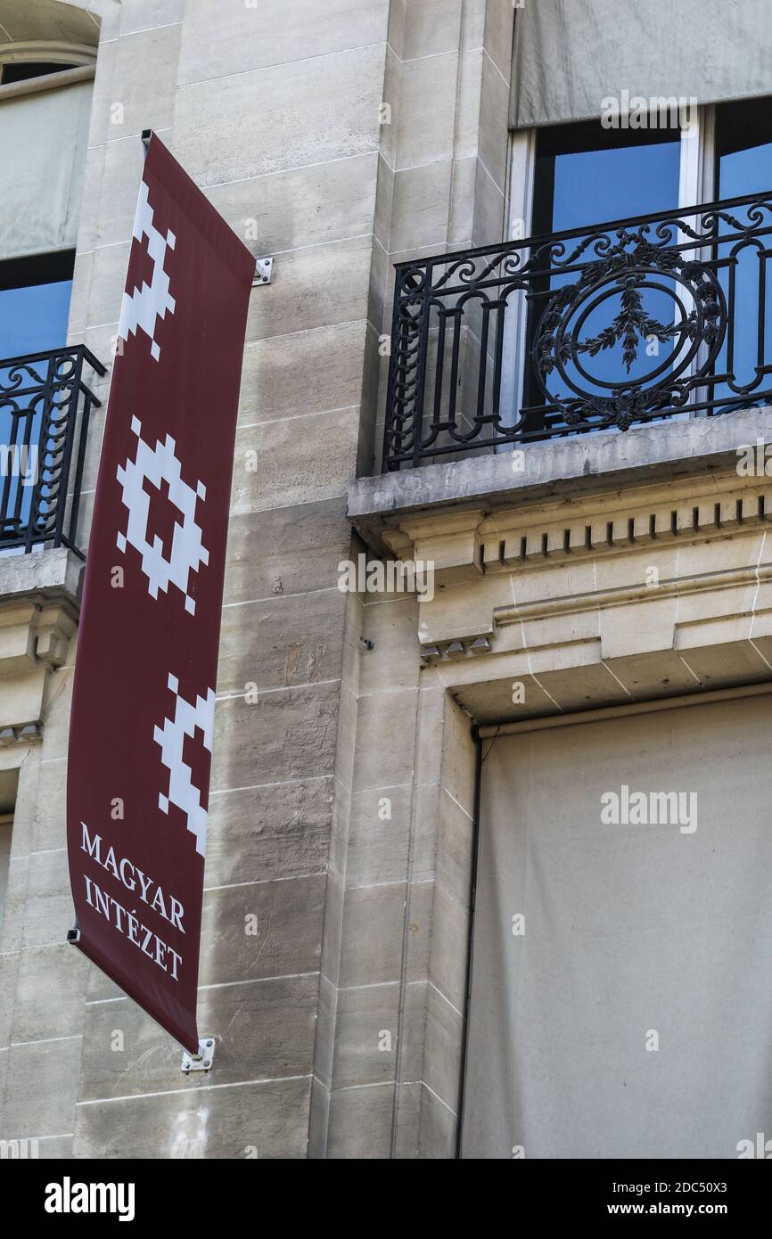 Parigi, Francia - 12 settembre 2020 - Institut Balassi hongrois Collegium Hungaricum foto di strada, Covid19, coronavirus, arte, strada... Foto Stock