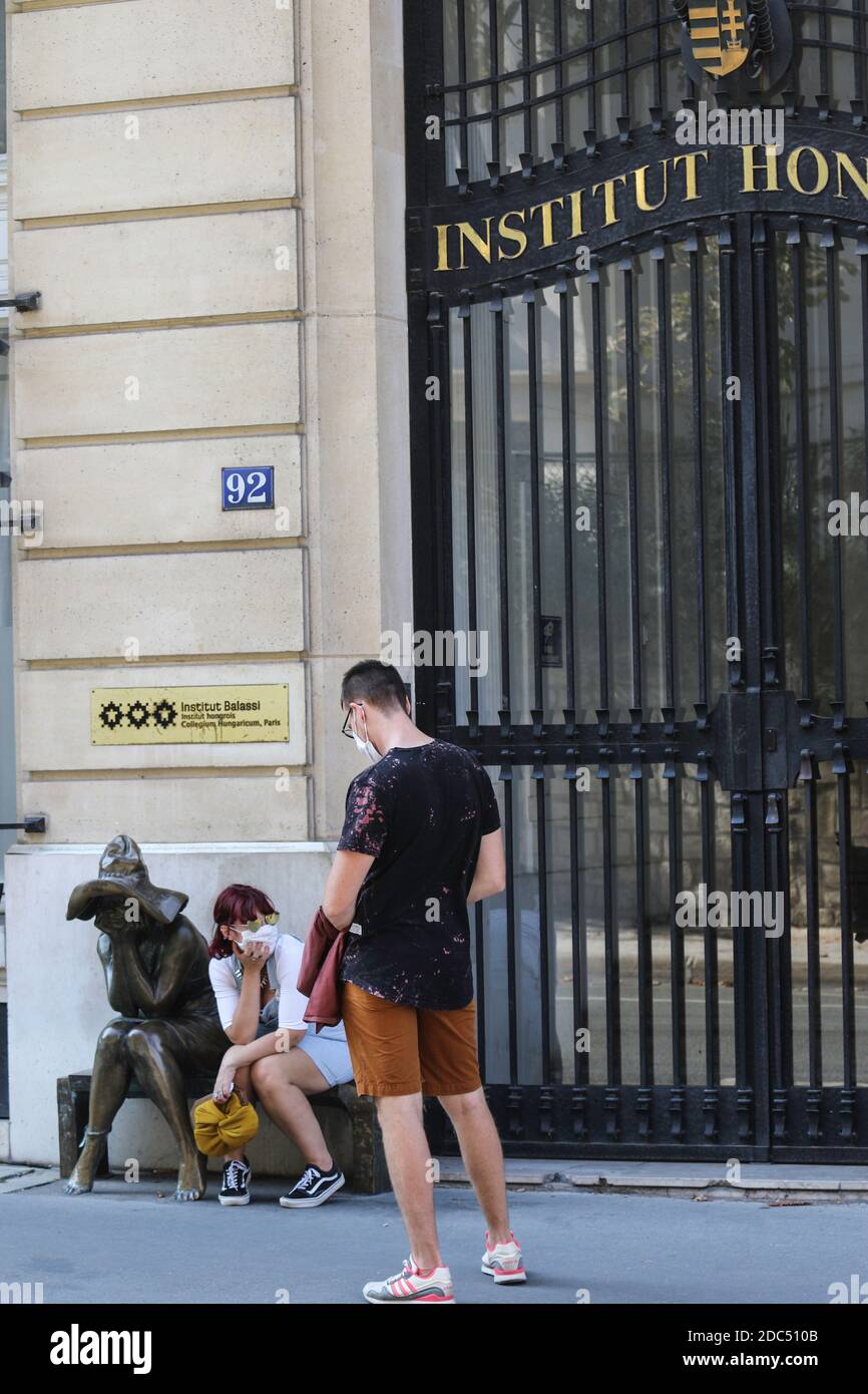 Parigi, Francia - 12 settembre 2020 - Institut Balassi hongrois Collegium Hungaricum foto di strada, Covid19, coronavirus, arte, strada... Foto Stock