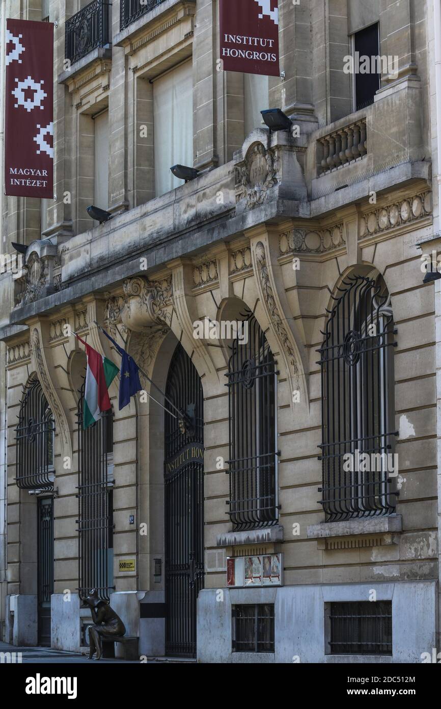 Parigi, Francia - 12 settembre 2020 - Institut Balassi hongrois Collegium Hungaricum foto di strada, Covid19, coronavirus, arte, strada... Foto Stock