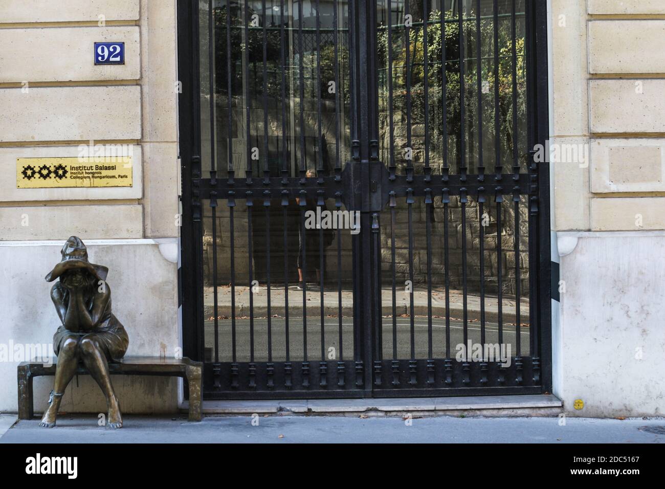 Parigi, Francia - 12 settembre 2020 - Institut Balassi hongrois Collegium Hungaricum foto di strada, Covid19, coronavirus, arte, strada... Foto Stock