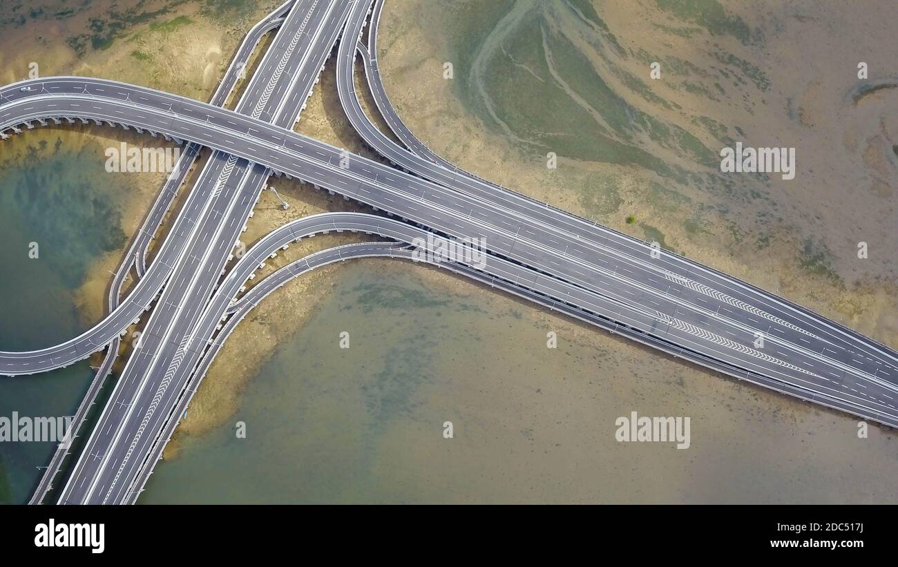 Vista aerea della struttura a pedaggio della tangenziale e della costruzione dalla vista aerea, dalla natura e dal paesaggio urbano di Bali prima dell'atterraggio all'aeroporto Foto Stock