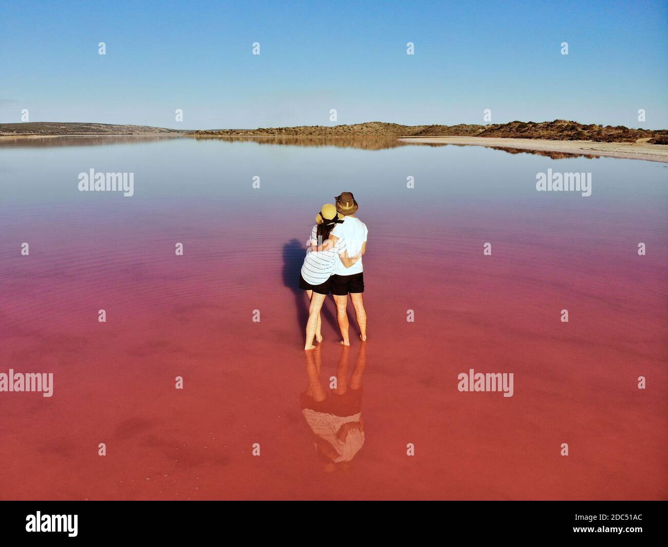 Coppia in un lago rosa, Hutt Lagoon, Australia Occidentale Foto Stock