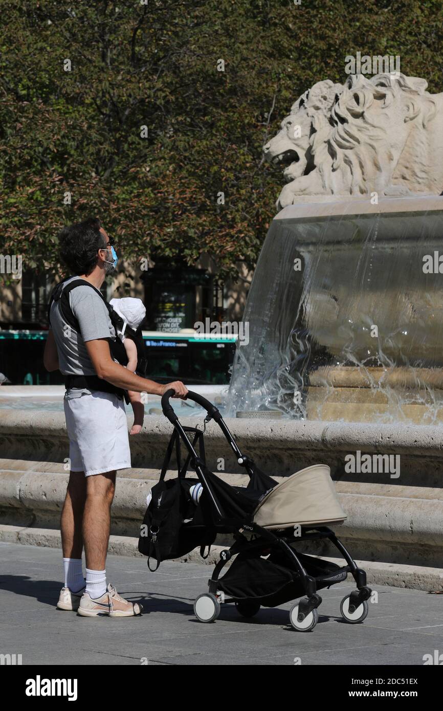Parigi, Francia - 12 settembre 2020 - Institut Balassi hongrois Collegium Hungaricum foto di strada, Covid19, coronavirus, arte, strada... Foto Stock