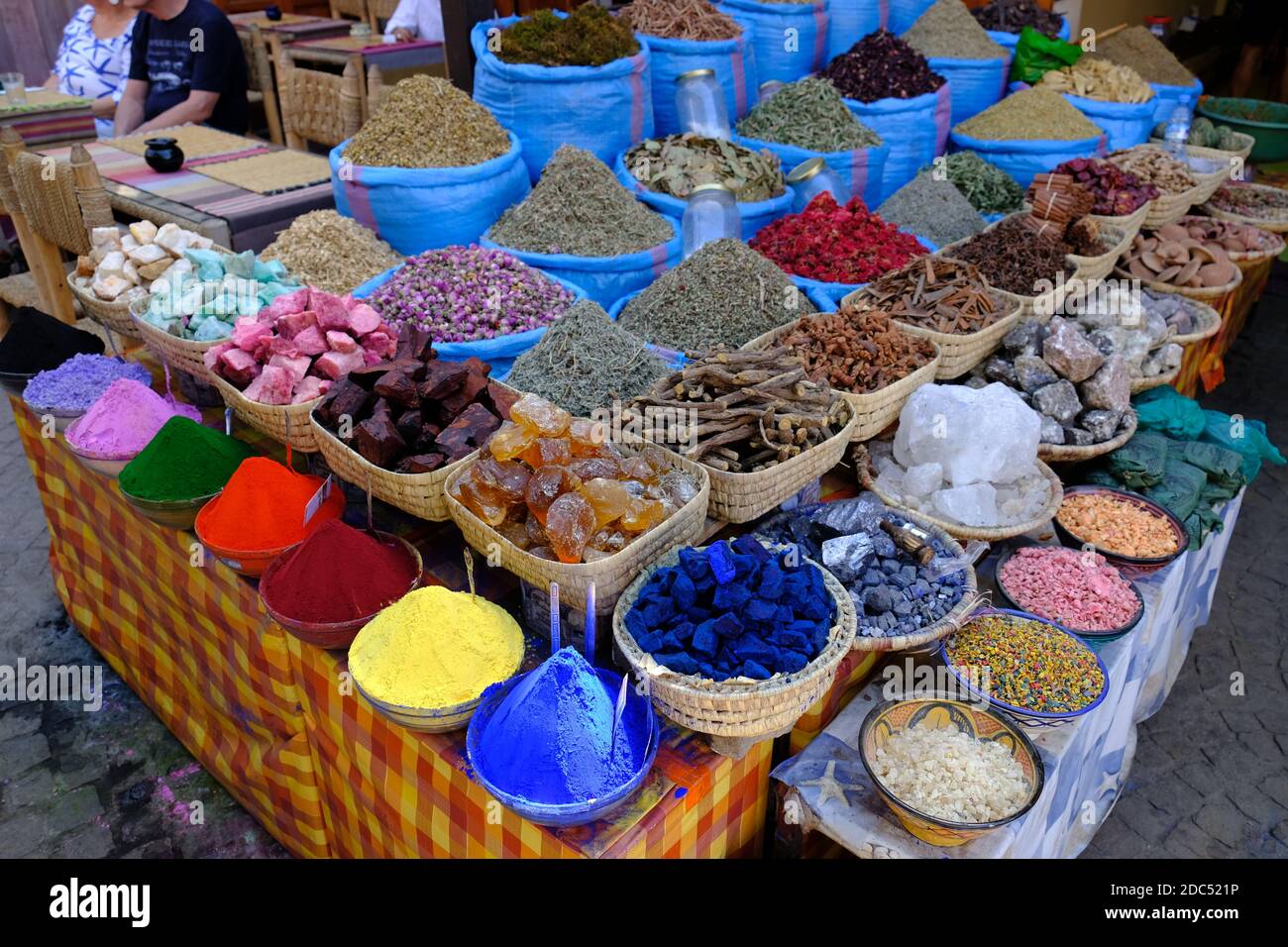 Marocco Marrakech - coloratissimi campioni di spezie e coloranti un commerciante di spezie Foto Stock
