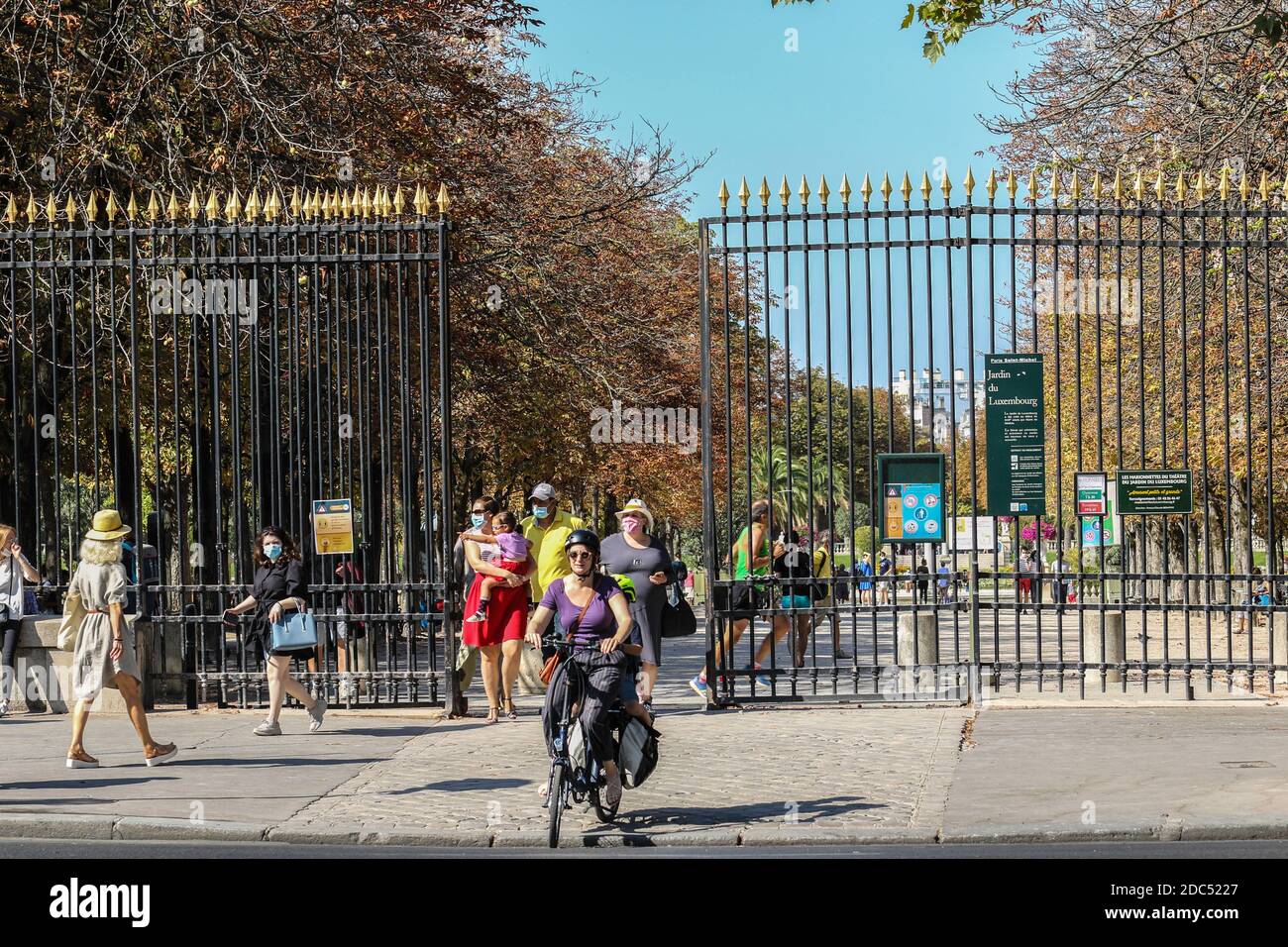 Parigi, Francia - 12 settembre 2020 - Institut Balassi hongrois Collegium Hungaricum foto di strada, Covid19, coronavirus, arte, strada... Foto Stock