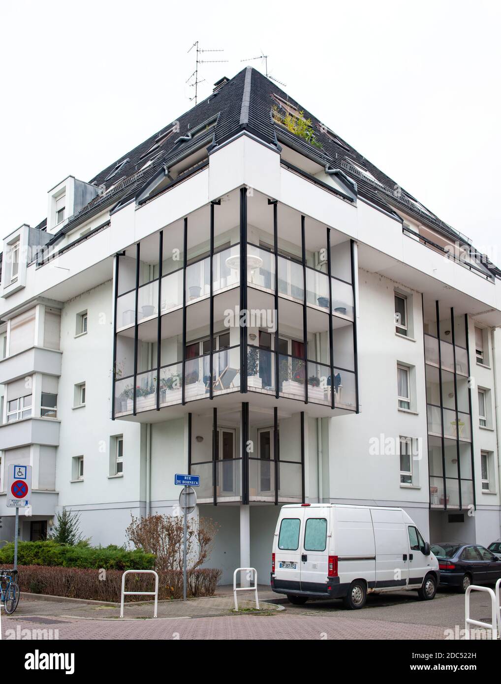 Strasburgo, Francia - 12 dicembre 2016 strada francese con auto parcheggiate e van e tradizionale edificio francese di appartamenti Foto Stock