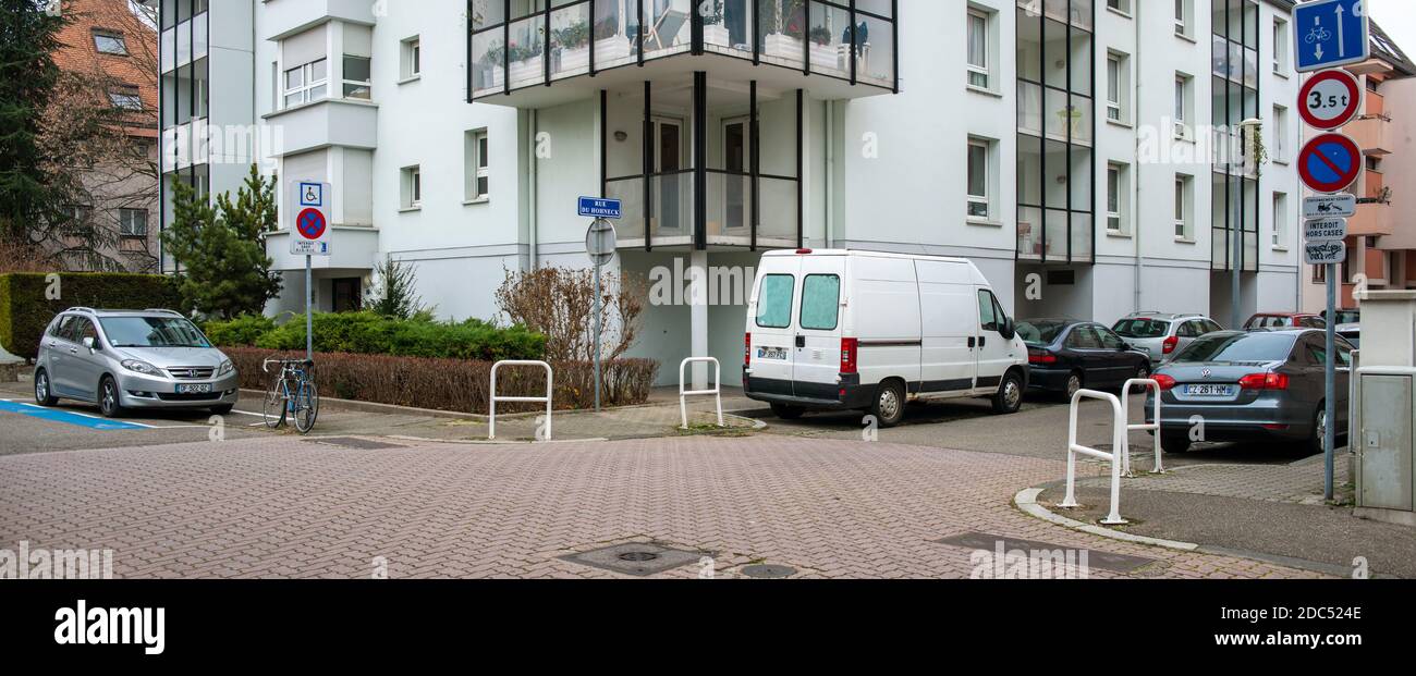 Strasburgo, Francia - 12 dicembre 2016 immagine di una strada francese con auto parcheggiate e furgone e tradizionale edificio di appartamenti francese Foto Stock