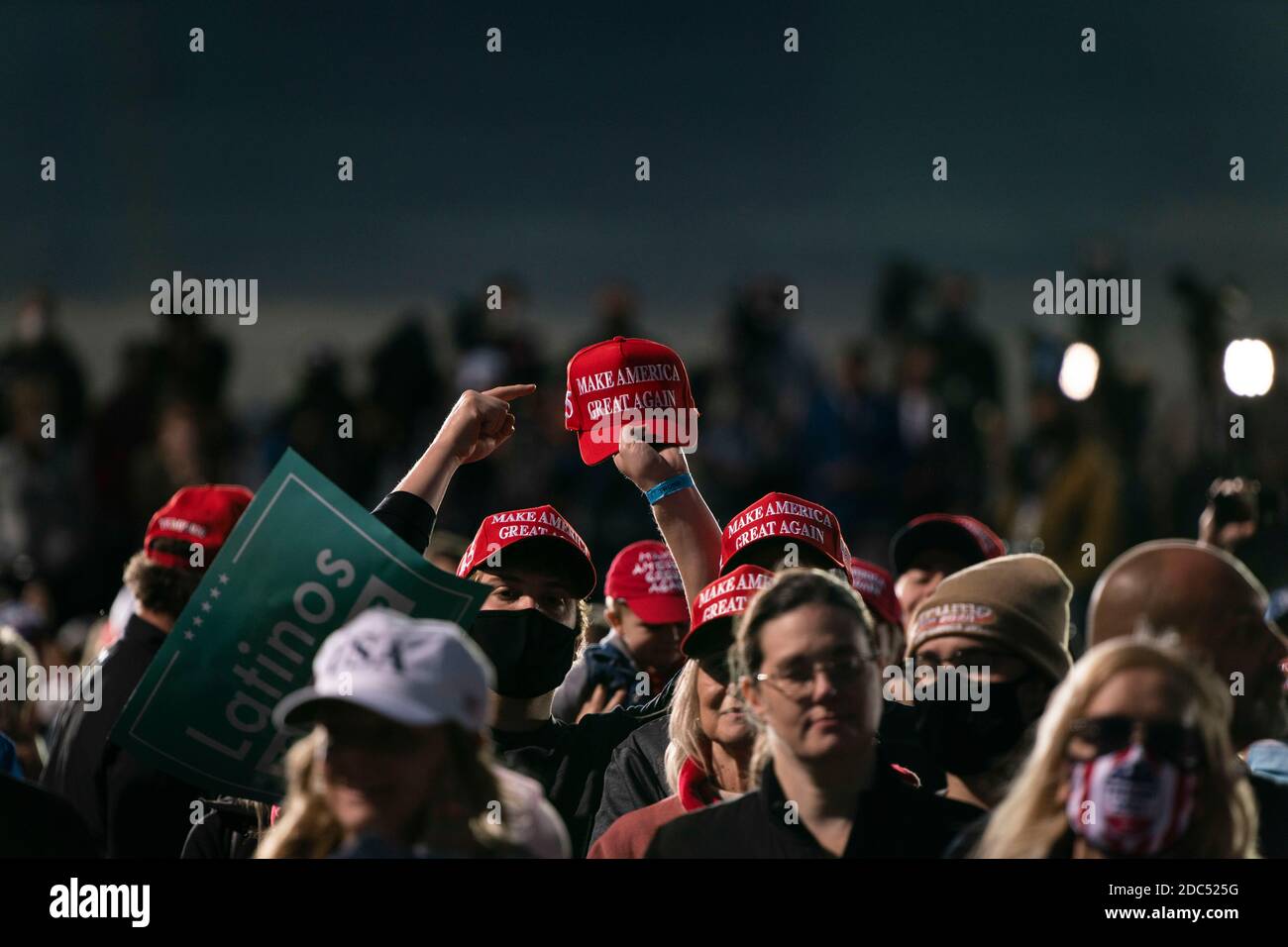 I tifosi guardano ai tifosi del presidente degli Stati Uniti Donald Trump mentre ospita un evento della campagna Make America Great Again all'aeroporto internazionale di Des Moines il 14 ottobre 2020 a Des Moines, Iowa. Trump si batte una settimana dopo il recupero da COVID-19. Credit: Alex Edelman/The Photo Access Foto Stock