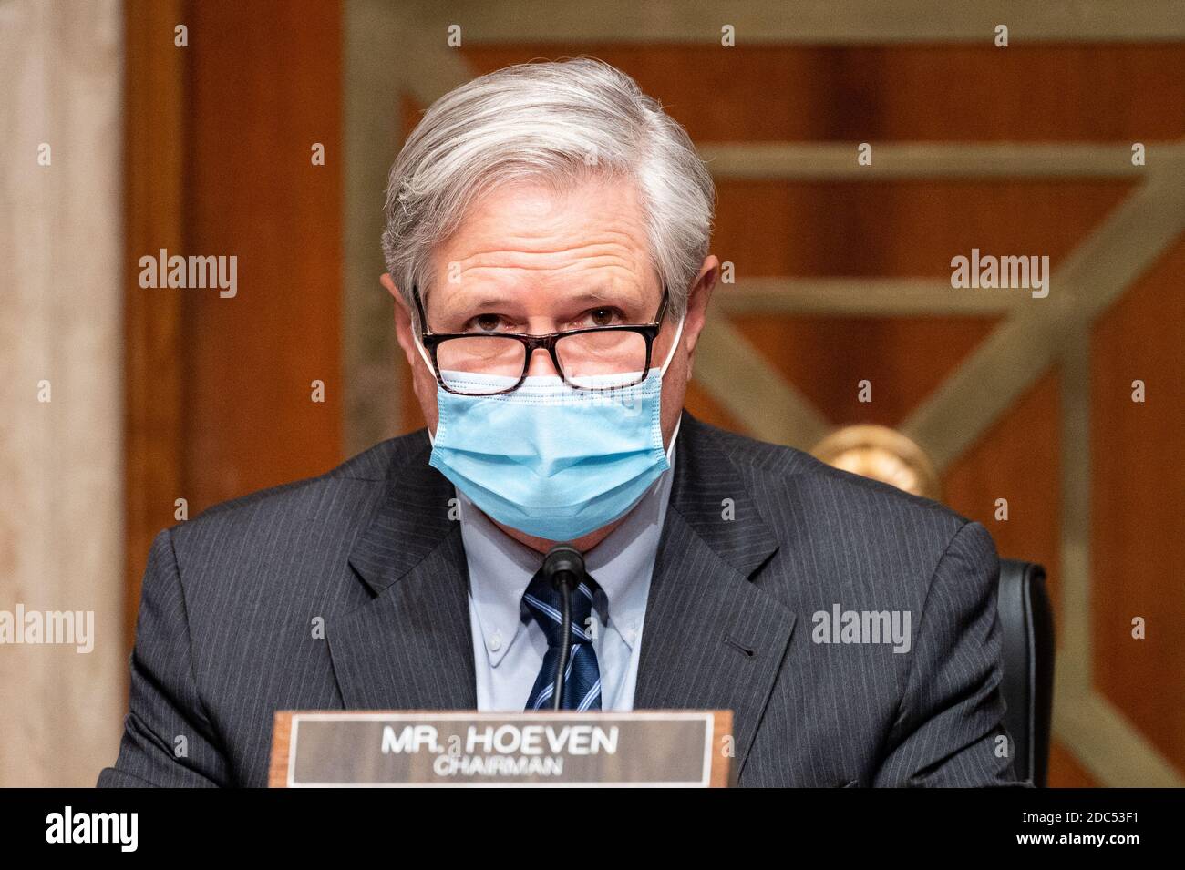 Il senatore americano John Hoeven (R-ND) che indossa una maschera parla ad una riunione della commissione degli affari indiani del Senato. Foto Stock