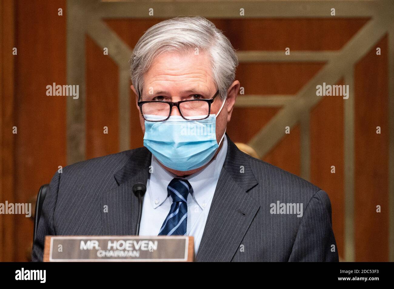 Il senatore americano John Hoeven (R-ND) che indossa una maschera parla ad una riunione della commissione degli affari indiani del Senato. Foto Stock