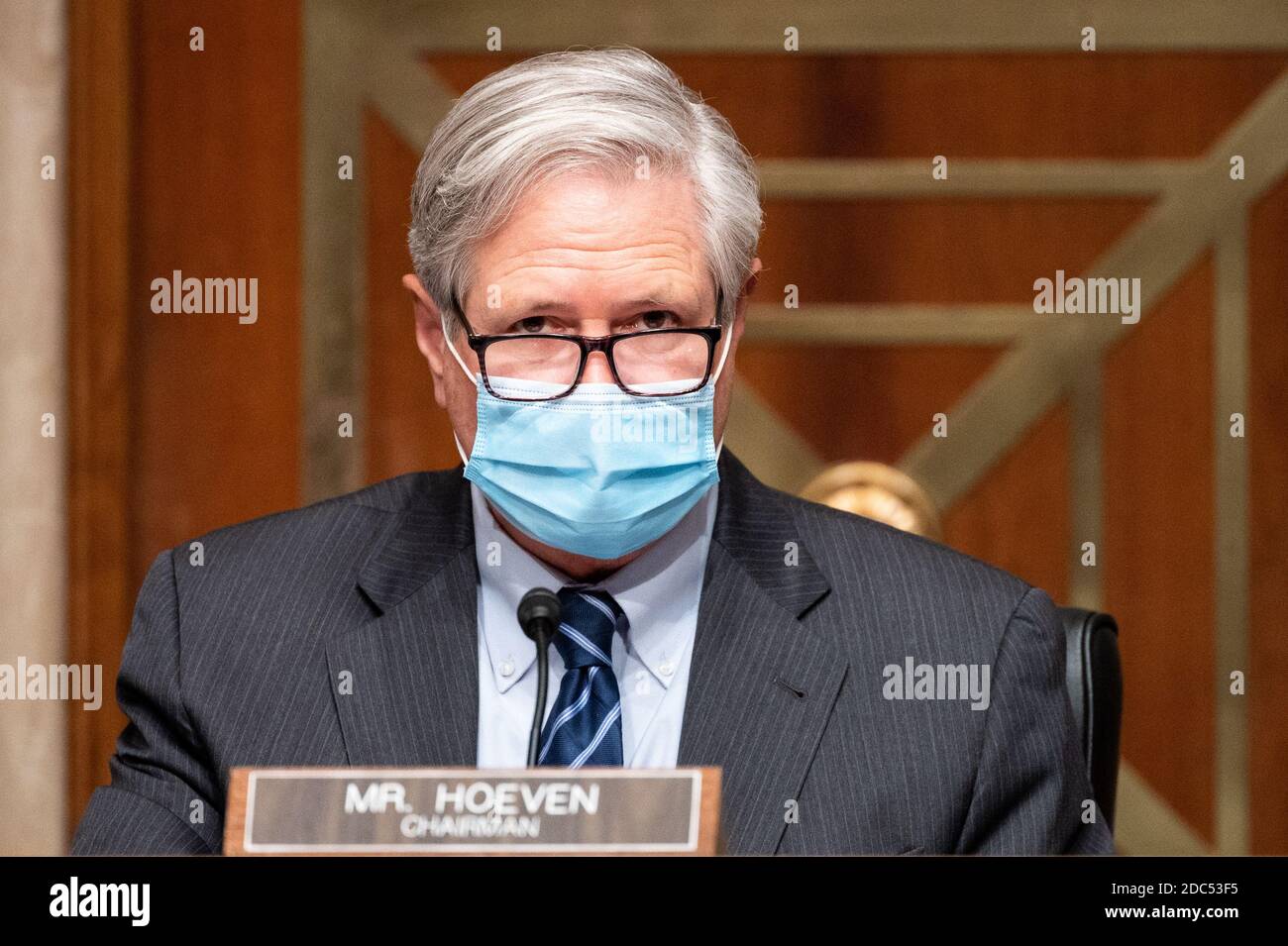 Il senatore americano John Hoeven (R-ND) che indossa una maschera parla ad una riunione della commissione degli affari indiani del Senato. Foto Stock