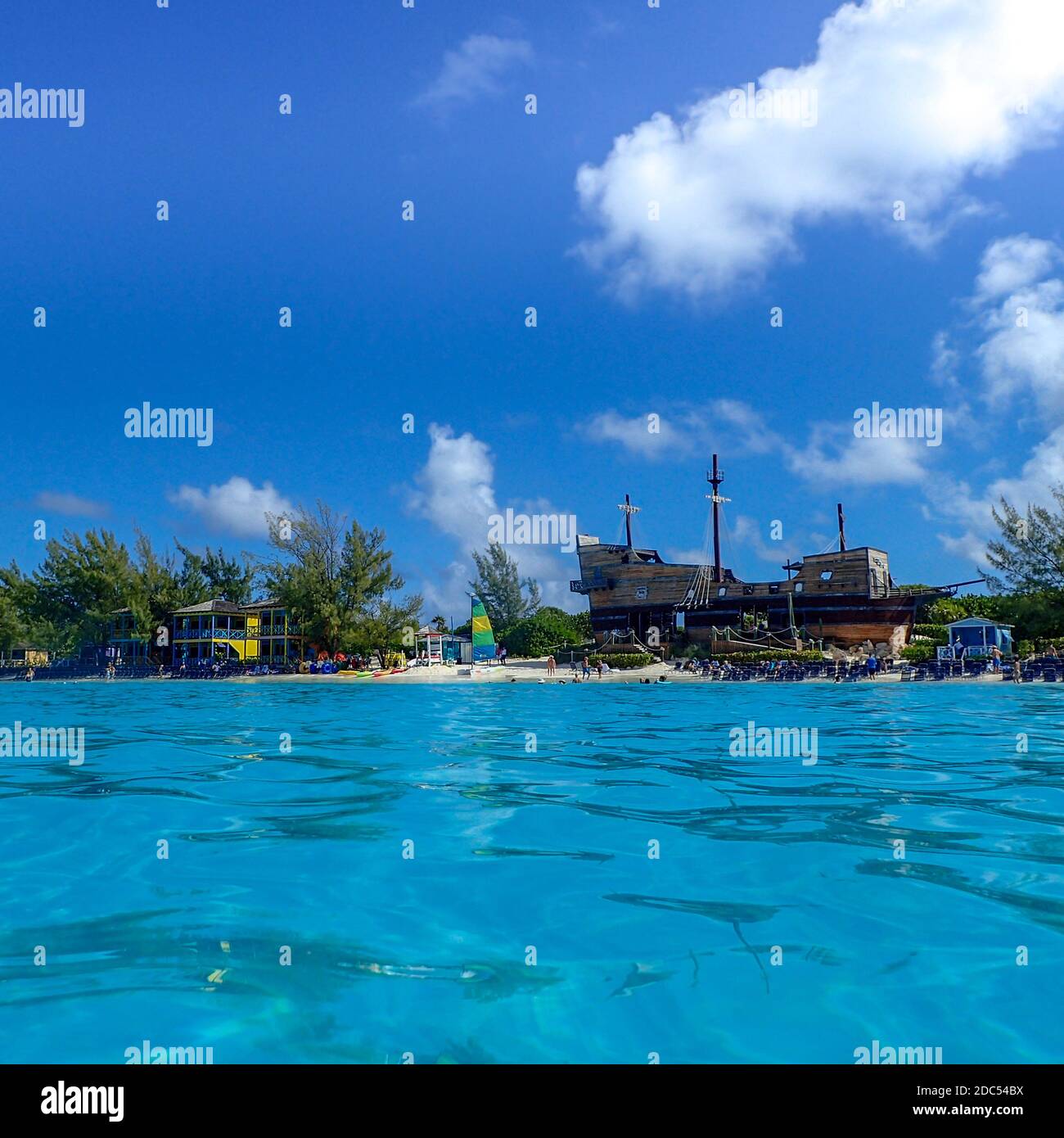 Half Moon Cay/Bahamas-10/31/19: Holland America Line Zuiderdam nave da crociera che sono ancorate al largo della isola privata di Half Moon Cay nelle Bahamas. Foto Stock