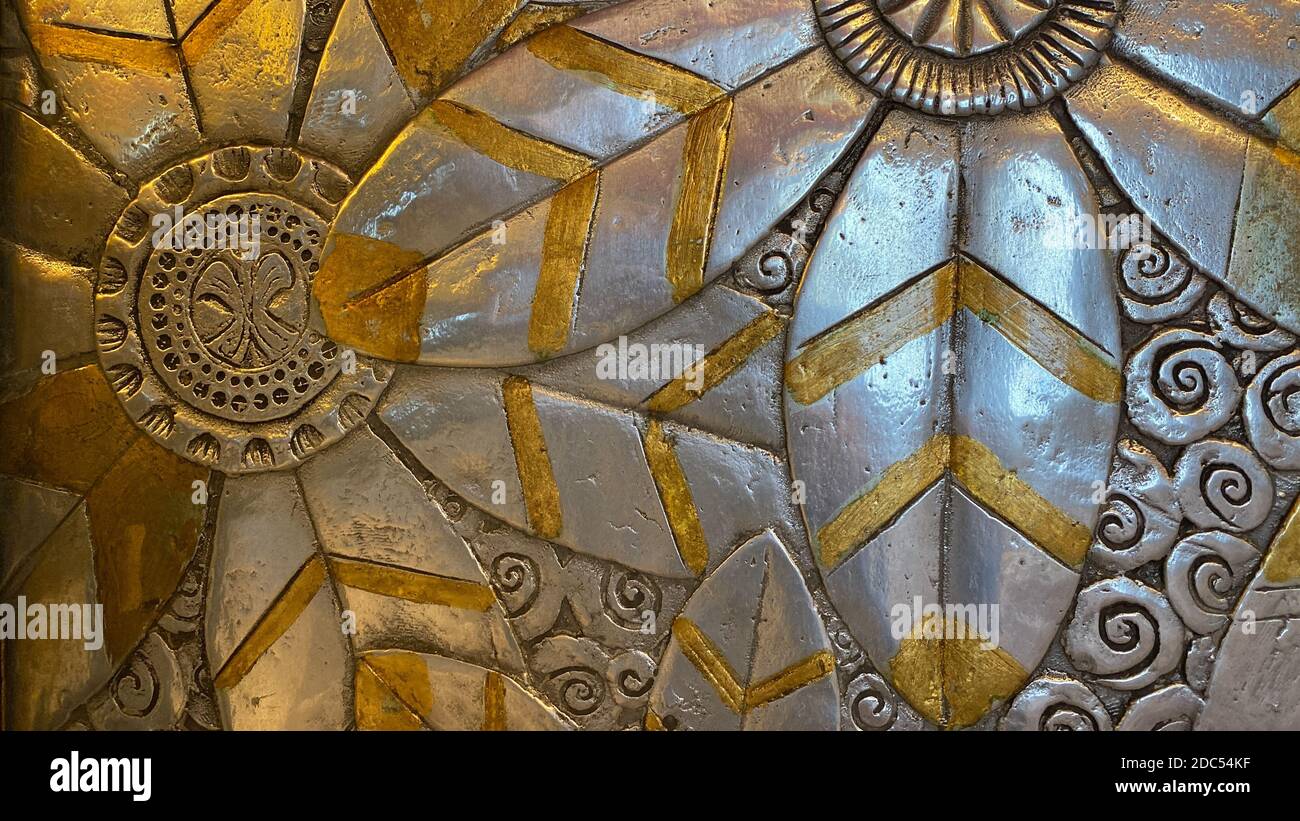 Oro e argento design floreale su una parete che può essere utilizzata come sfondo per la progettazione grafica. Foto Stock