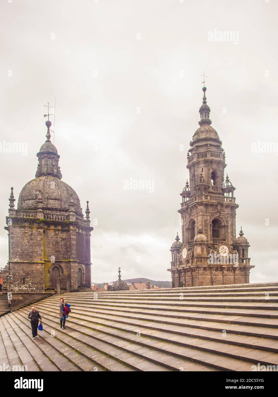 Persone che camminano sul tetto della Cattedrale di Santiago de Compostela, Galizia, Spagna con spazio di copia Foto Stock