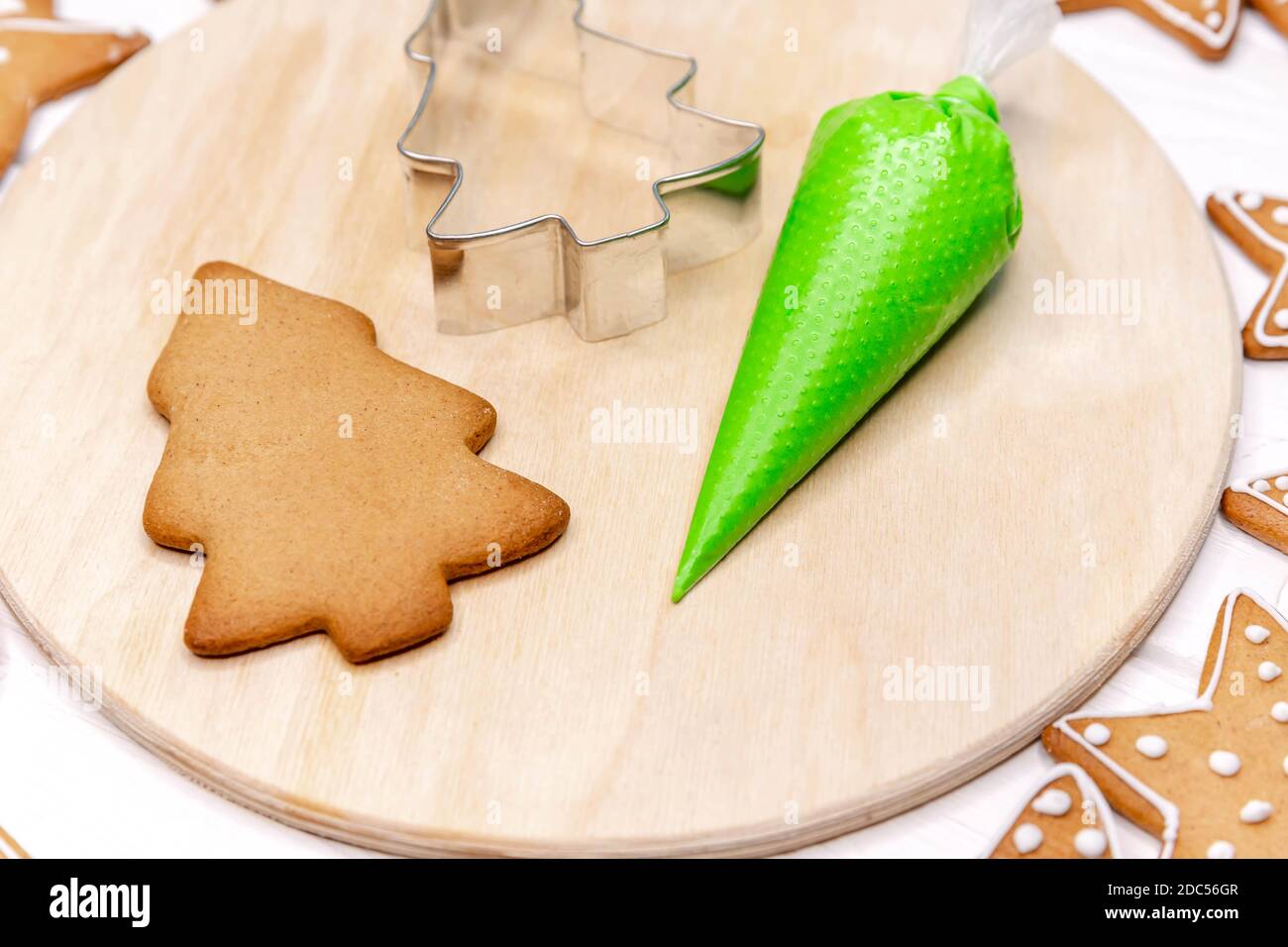 Preparare i biscotti di natale a casa. Decorare i biscotti con divertimento Foto Stock