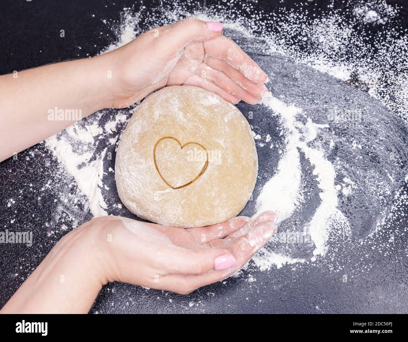 Cucinando i biscotti fatti in casa dall'impasto nella forma di a. cuore a bordo Foto Stock