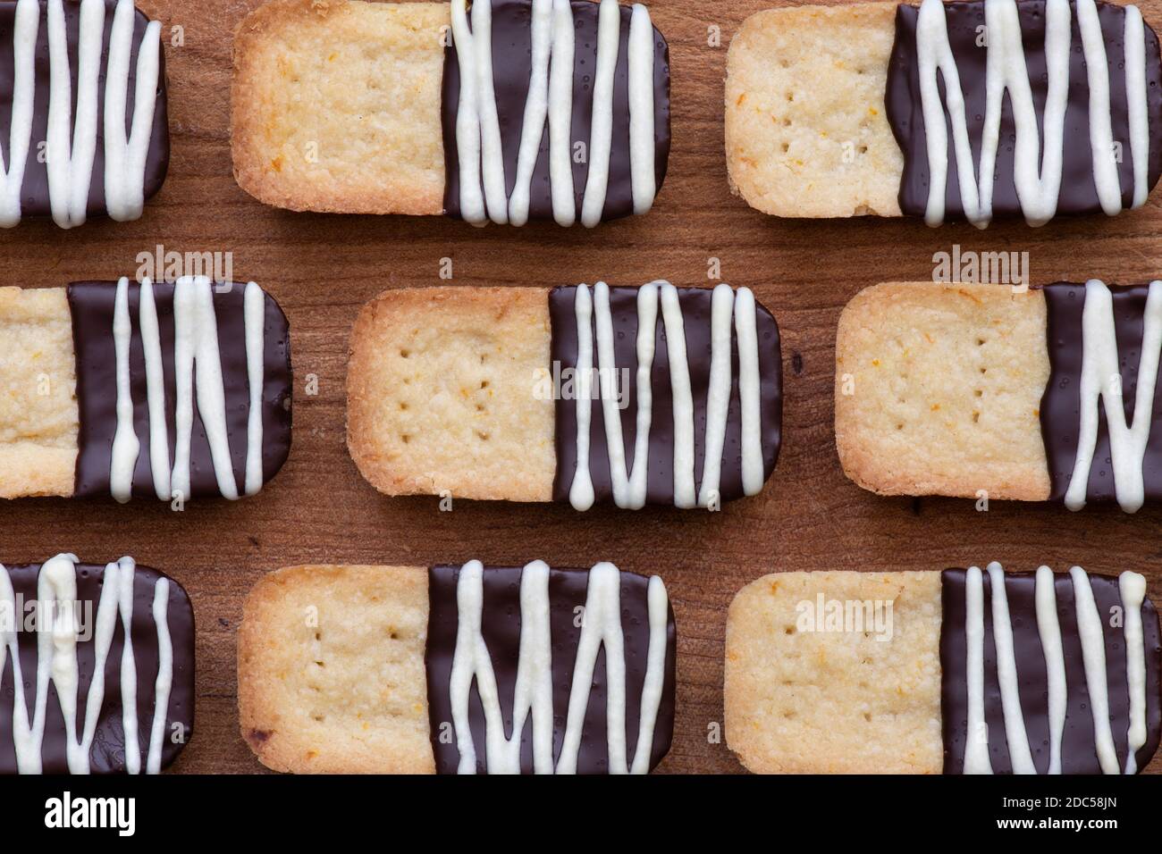 Biscotti fatti in casa con frollette di pane ricoperta di cioccolato Foto Stock