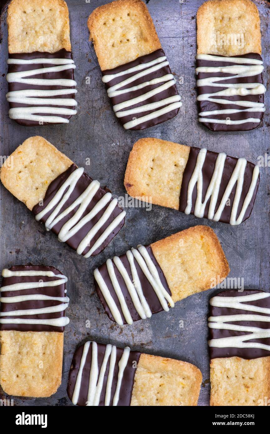 Biscotti fatti in casa con frollette di pane ricoperta di cioccolato Foto Stock