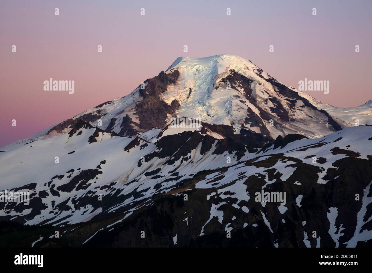 WA18215-00...WASHINGTON - crepuscolo sul Monte Baker nella zona selvaggia del Monte Baker di Mount Baker - Snoqualmie National Forest. Foto Stock