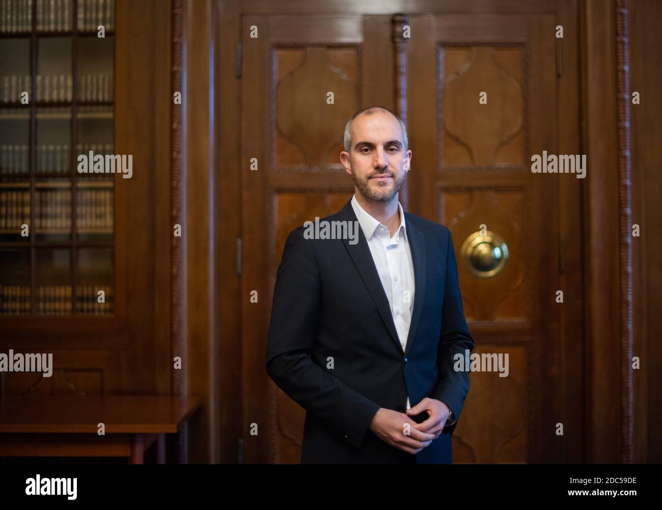 Hannover, Germania. 09 novembre 2020. Belit Onay, sindaco della città di Hannover, si trova nel nuovo municipio durante un'intervista con l'agenzia di stampa tedesca. Credit: Julian Stratenschulte/dpa/Alamy Live News Foto Stock