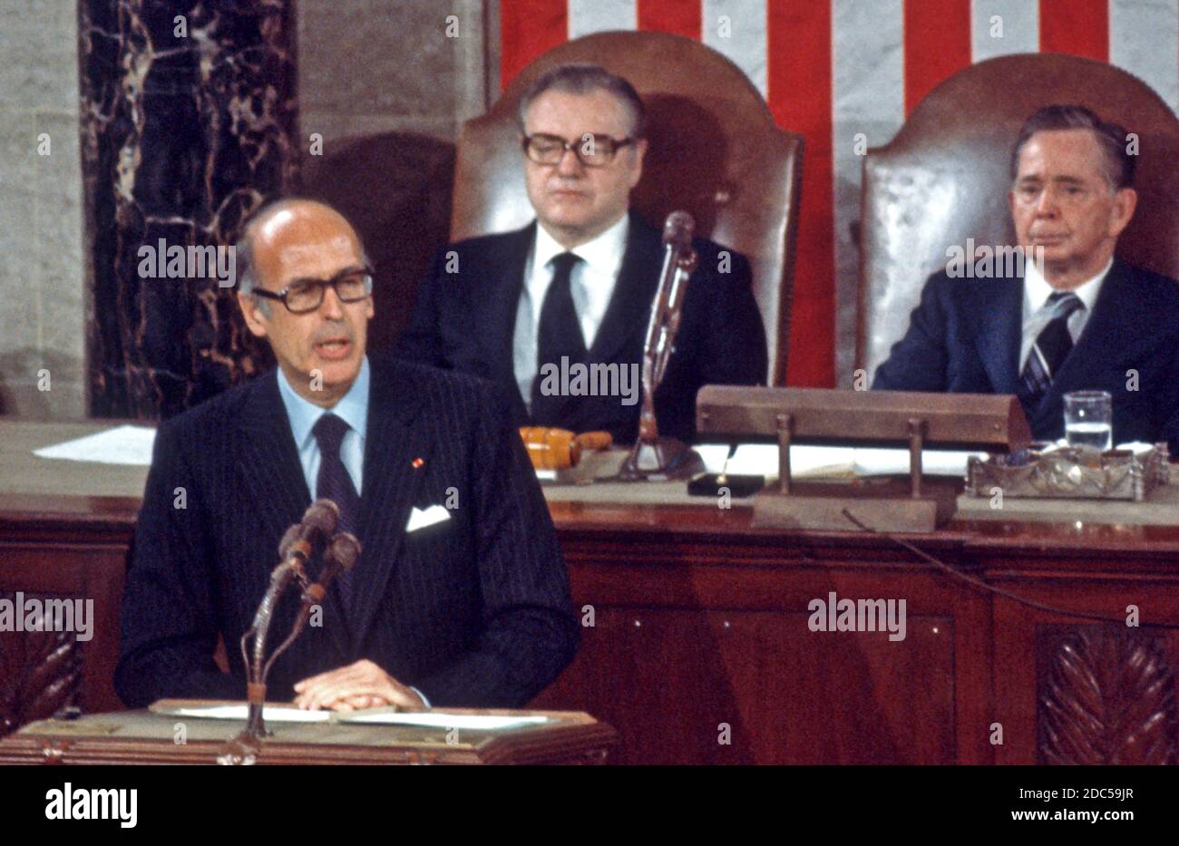 Il presidente francese Valéry Giscard d'Estaing, si rivolge a una sessione congiunta del Congresso nella Camera degli Stati Uniti nel Campidoglio degli Stati Uniti a Washington, DC, il 18 maggio 1976. Il presidente Giscard d'Estaing si trova a Washington per una visita di Stato. Seduti dietro il Presidente Giscard a destra ci sono il Vice Presidente degli Stati Uniti Nelson A. Rockefeller e il Presidente della Camera dei rappresentanti degli Stati Uniti Carl Albert (democratico di Oklahoma).Credit: Benjamin E. 'gene' Forte/CNP | Usage Worldwide Foto Stock