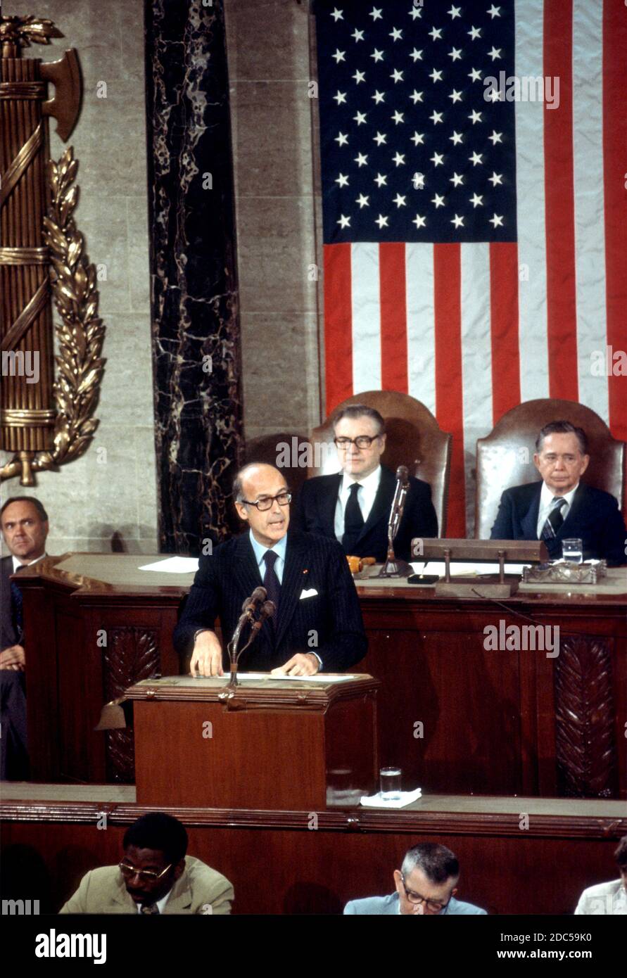 Il presidente francese Valéry Giscard d'Estaing, si rivolge a una sessione congiunta del Congresso nella Camera degli Stati Uniti nel Campidoglio degli Stati Uniti a Washington, DC, il 18 maggio 1976. Il presidente Giscard d'Estaing si trova a Washington per una visita di Stato. Seduti dietro il Presidente Giscard a destra ci sono il Vice Presidente degli Stati Uniti Nelson A. Rockefeller e il Presidente della Camera dei rappresentanti degli Stati Uniti Carl Albert (democratico di Oklahoma).Credit: Benjamin E. 'gene' Forte/CNP | Usage Worldwide Foto Stock