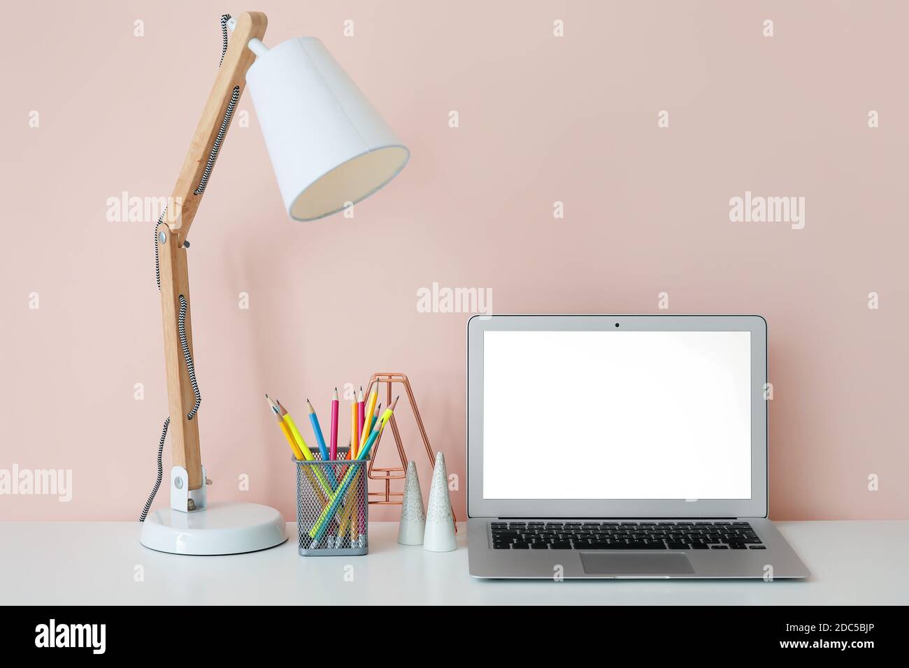 Computer portatile moderno sul posto di lavoro in ufficio Foto Stock