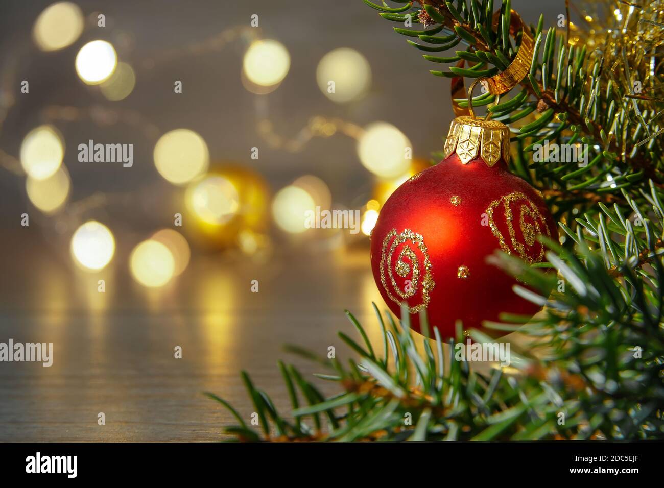 Composizione di Natale o Capodanno, primo piano decorazione albero di Natale su uno sfondo di luci Foto Stock
