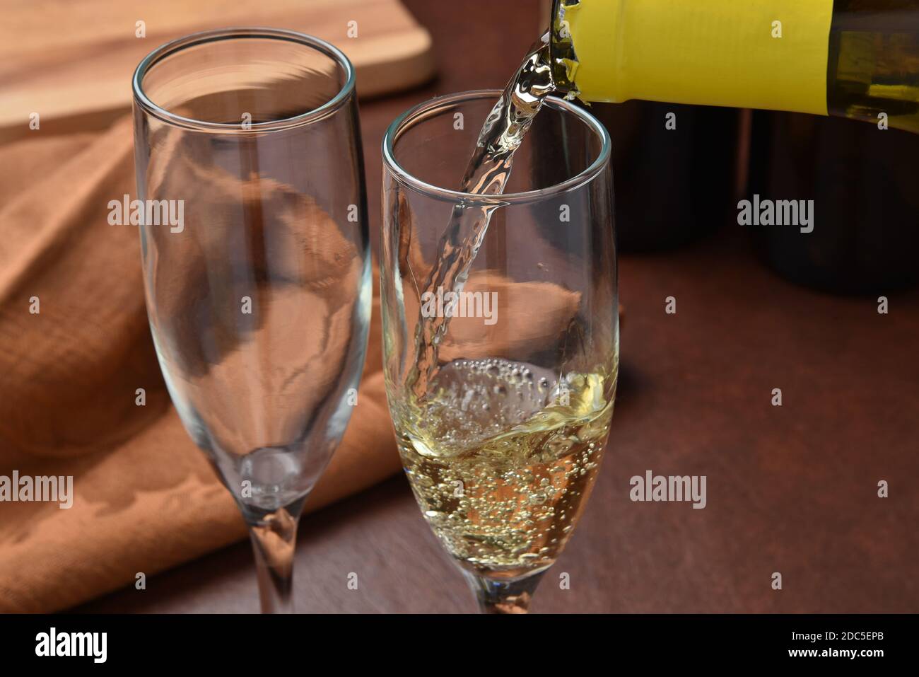 Versare il vino bianco nei calici. Foto in modalità Freeze ad alta velocità Foto Stock
