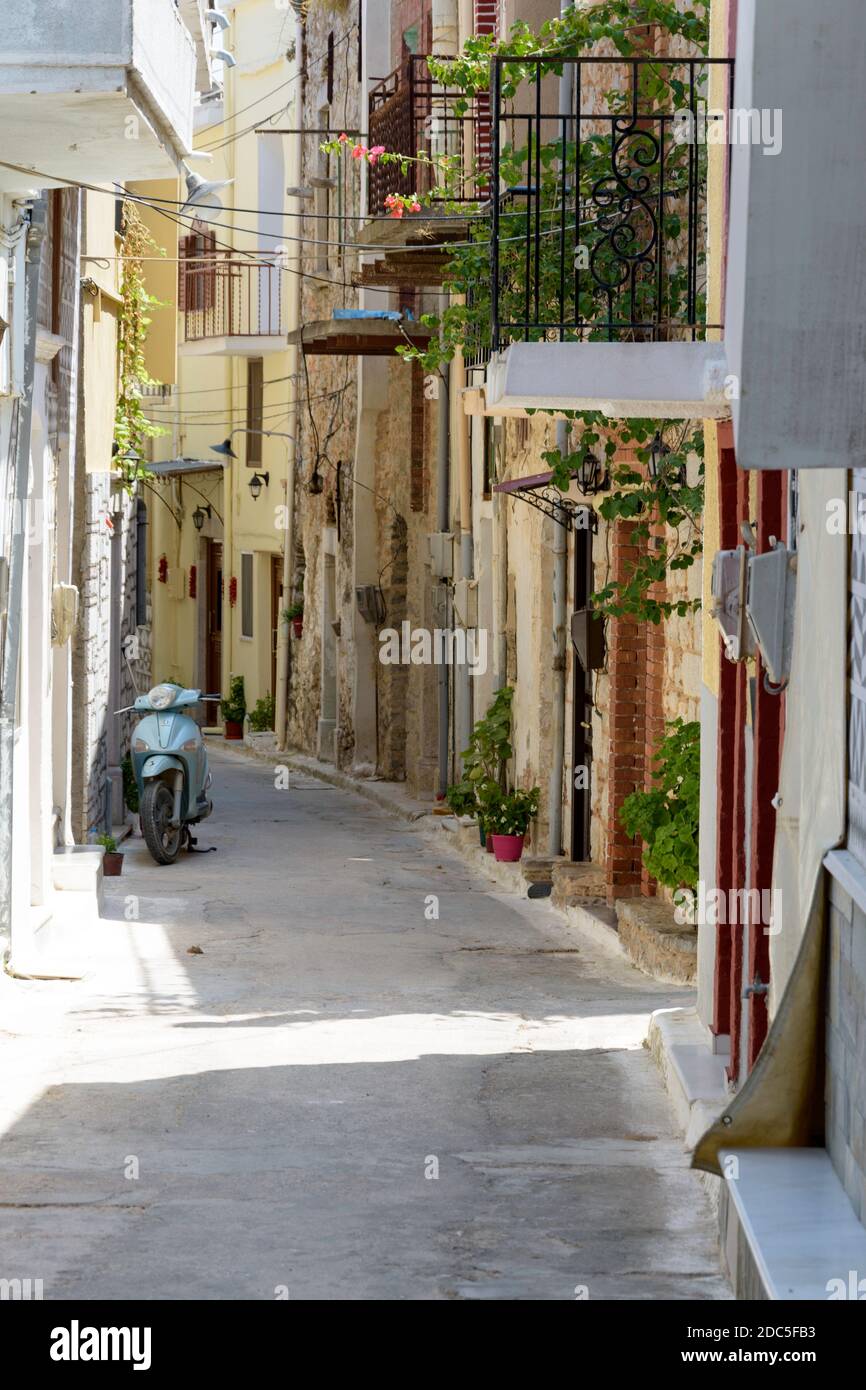 Strada stretta nel villaggio mastice di Pyrgi, Chios, Grecia Foto Stock