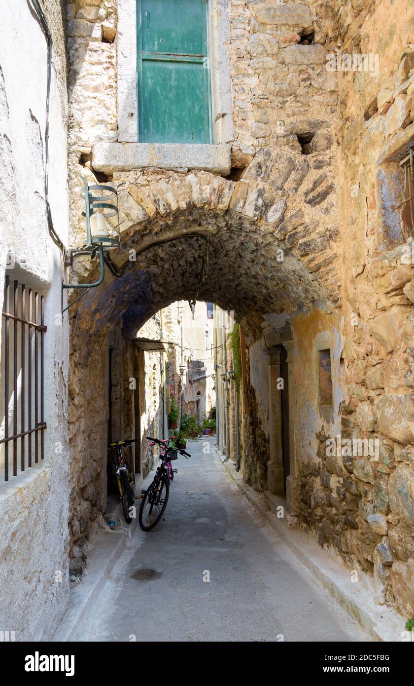 Bella strada arcuata nel villaggio di Mesta, isola di Chios Foto Stock