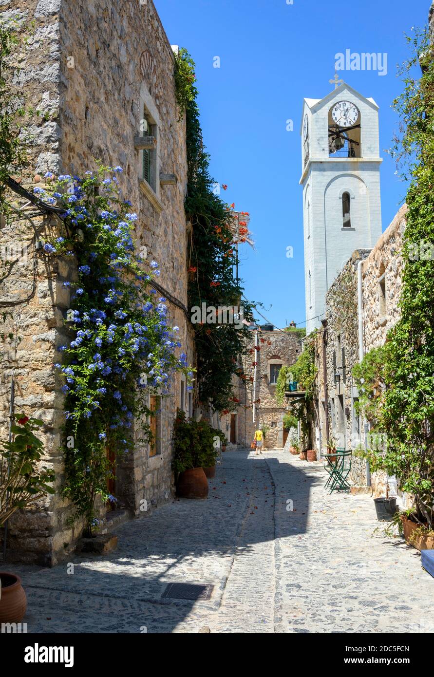 Pittoresca strada acciottolata nel villaggio di Mesta, Chios, Grecia Foto Stock