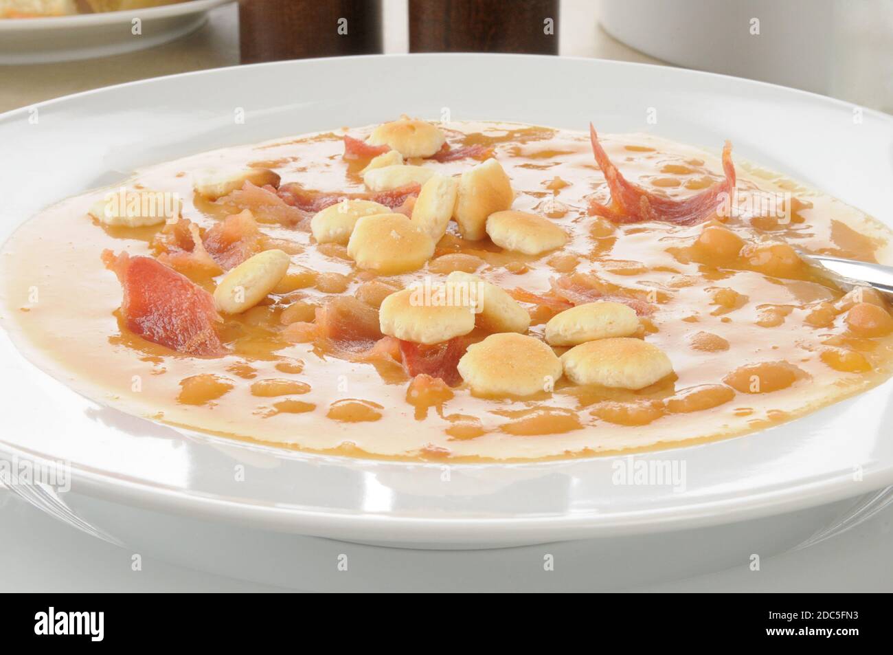 Macro di zuppa di fagioli e pancetta con cracker di ostriche Foto Stock
