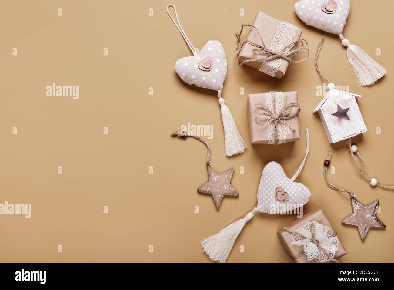Giocattoli natalizi fai da te in carta, legno e tessuto, spazio per fotocopie. Natale zero rifiuti Foto Stock