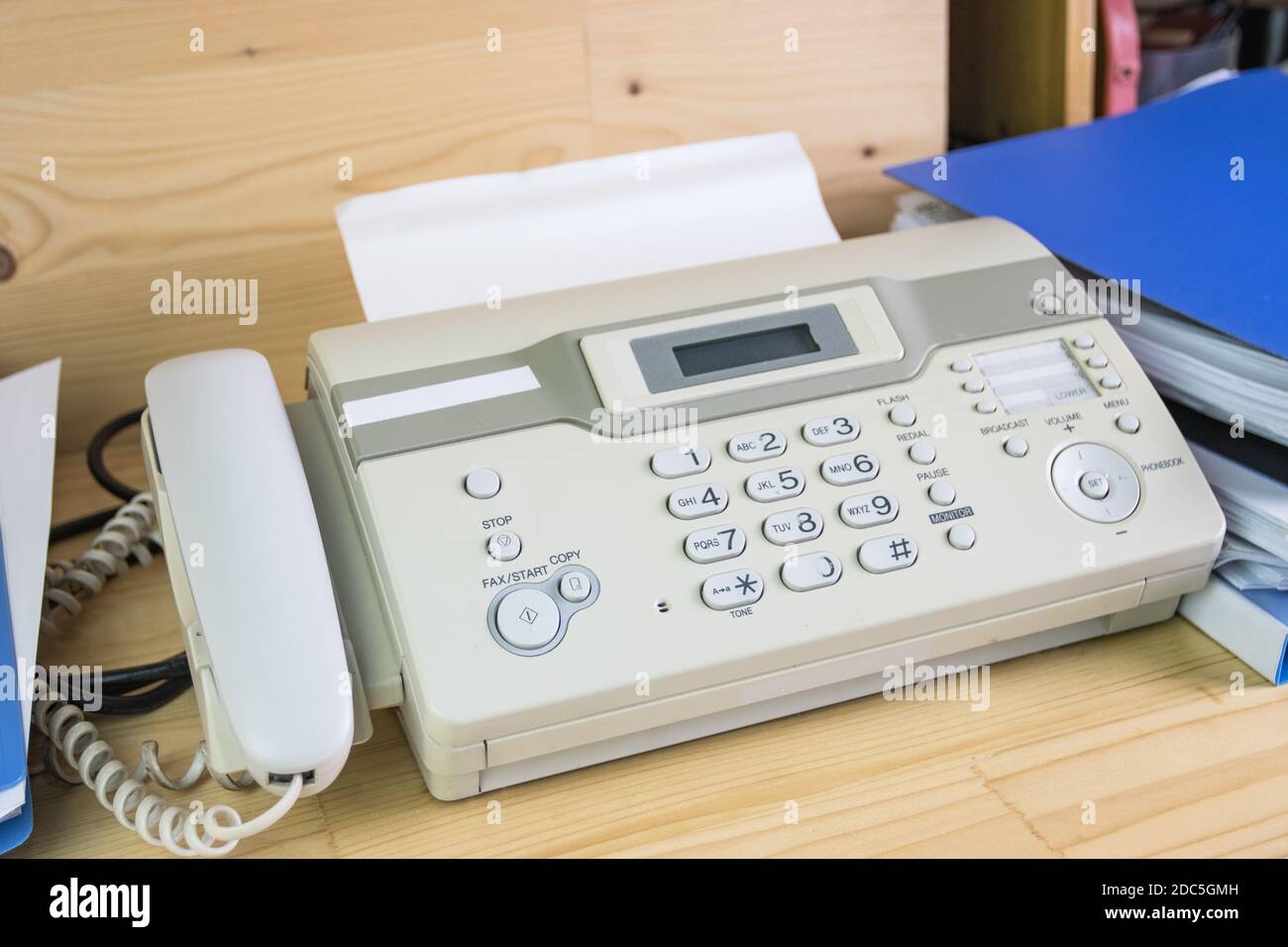 L'apparecchio fax utilizza per l'invio di documenti in ufficio,  apparecchiature concettuali necessarie in ufficio Foto stock - Alamy