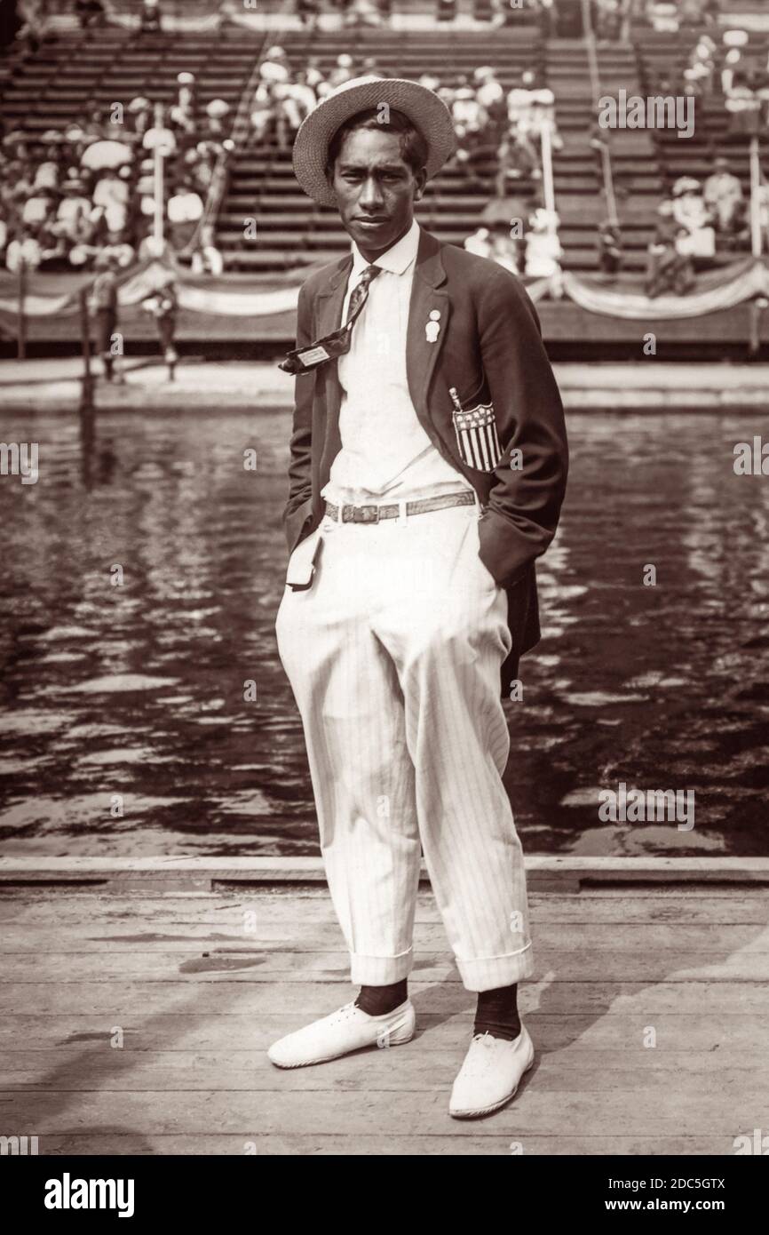 Duke Paoa Kahanamoku, nuotatore olimpico e Padre del Surf moderno, alle Olimpiadi del 1912 a Stoccolma, Svezia, dove ha vinto una Medaglia d'Oro per nuotare nel freestyle di 100 metri. Kahanamoku ha inoltre gareggiato nelle Olimpiadi del 1920 e del 1924, vincendo altre Medaglie d'Oro e d'Argento. Foto Stock