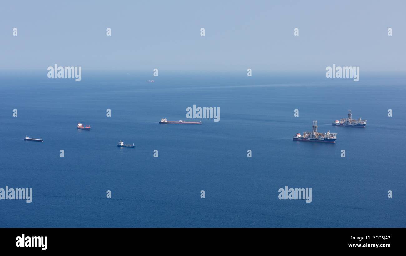 Navi all'ancora nel Mar Mediterraneo Foto Stock