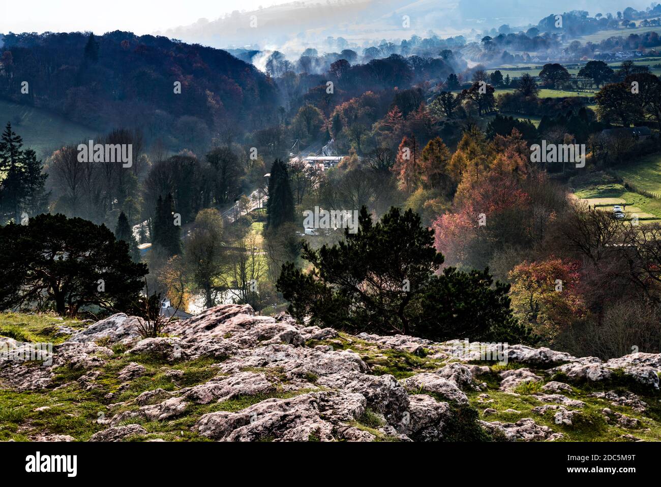 Loggerheads Country Park e il percorso Leete vicino a Mold, confine con il Denbighshire Flintshire, Galles del Nord, Regno Unito. Foto Stock