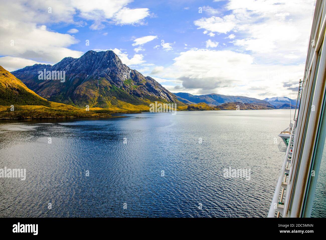 Vista dalla nave da crociera MS Midnatsol (Hurtigruten) nei fiordi di Patagonia con la prossima tappa destinazione del fiordo Garibaldi. Foto Stock