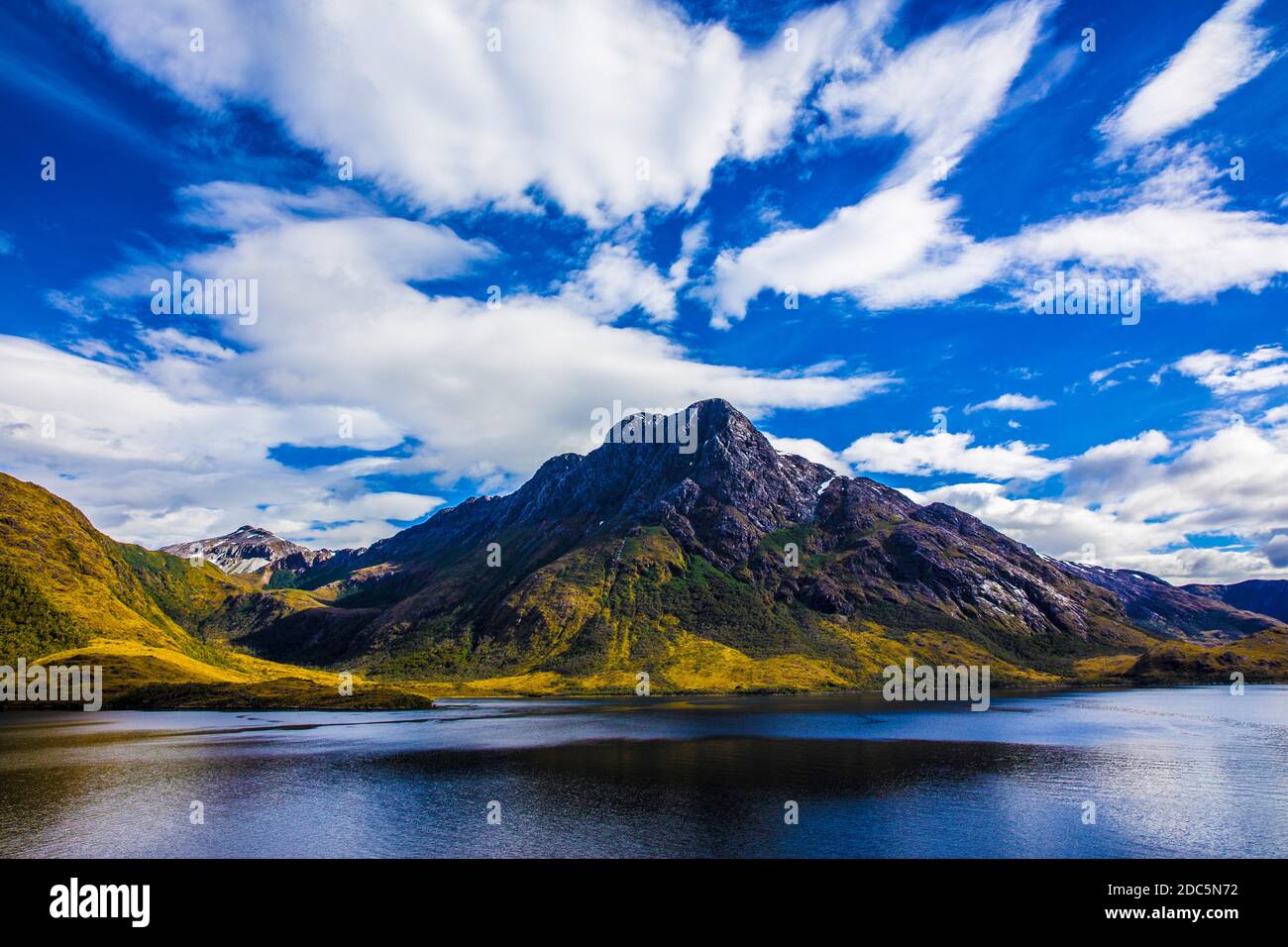 Vista dalla nave da crociera MS Midnatsol (Hurtigruten) nei fiordi di Patagonia con la prossima tappa destinazione del fiordo Garibaldi. Foto Stock