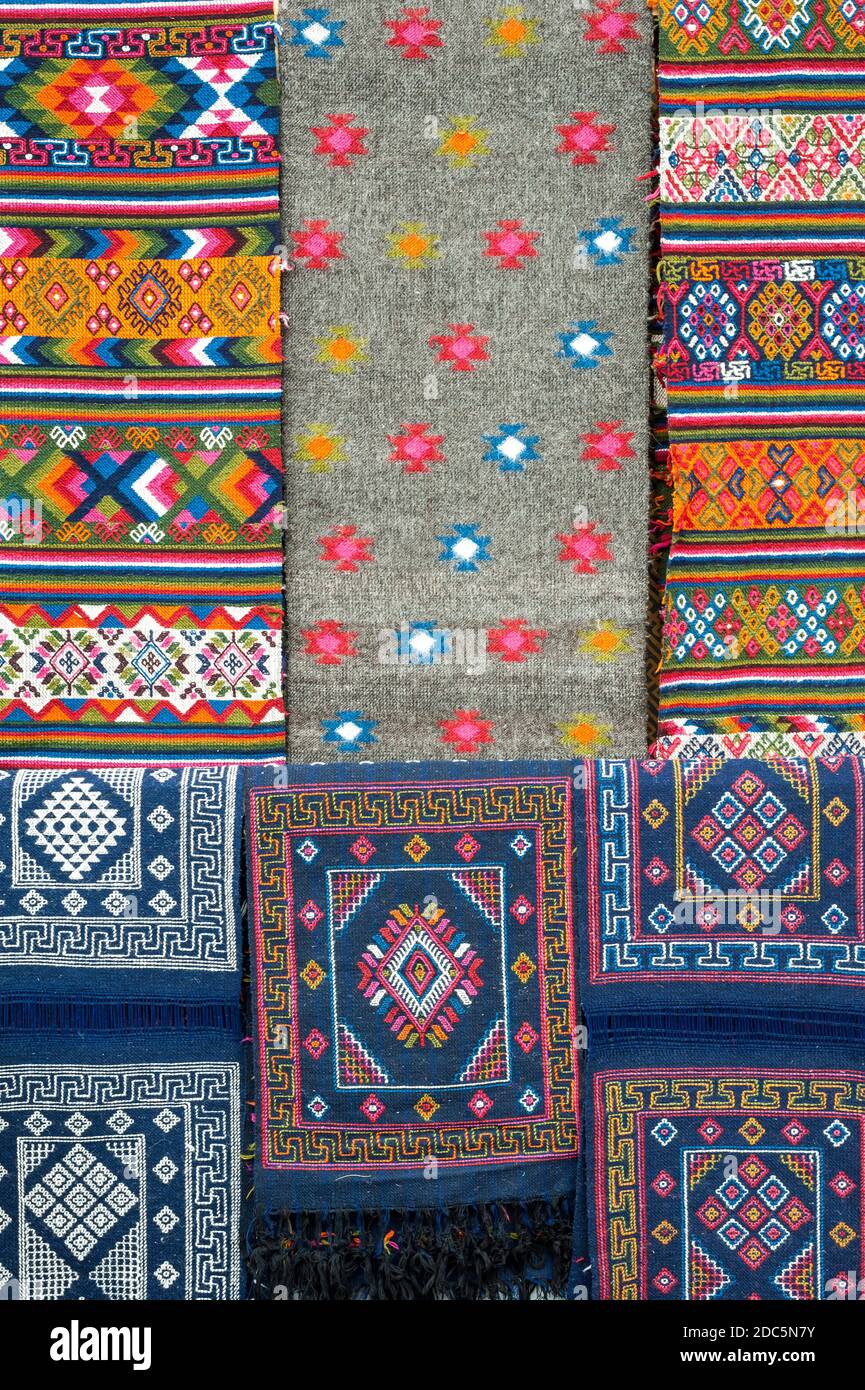 Bhutan, 06 Nov 2011: Disegni e modelli colorati fatti a mano a bordo strada stalla. Foto Stock