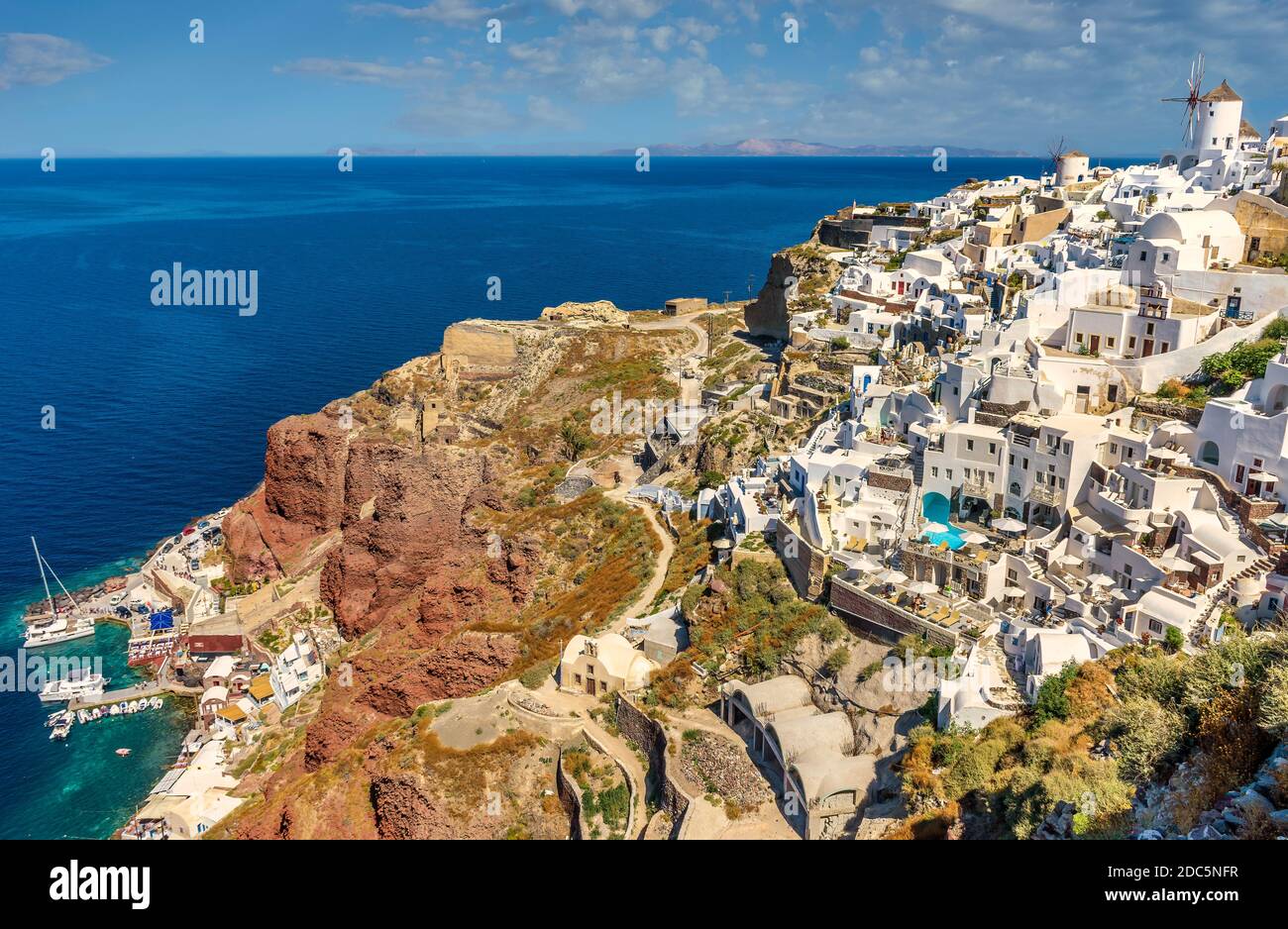 Vista panoramica iconica di case bianche tradizionali mulini a vento nel villaggio di oia Santorin Grecia. Foto Stock