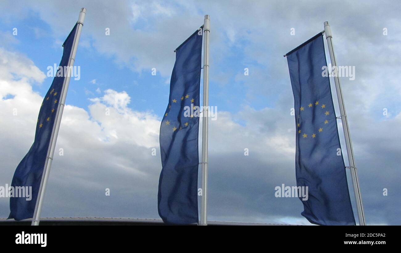 Bandiera dell'Unione europea, bandiera blu con stelle gialle che rappresentano l'UE Foto Stock